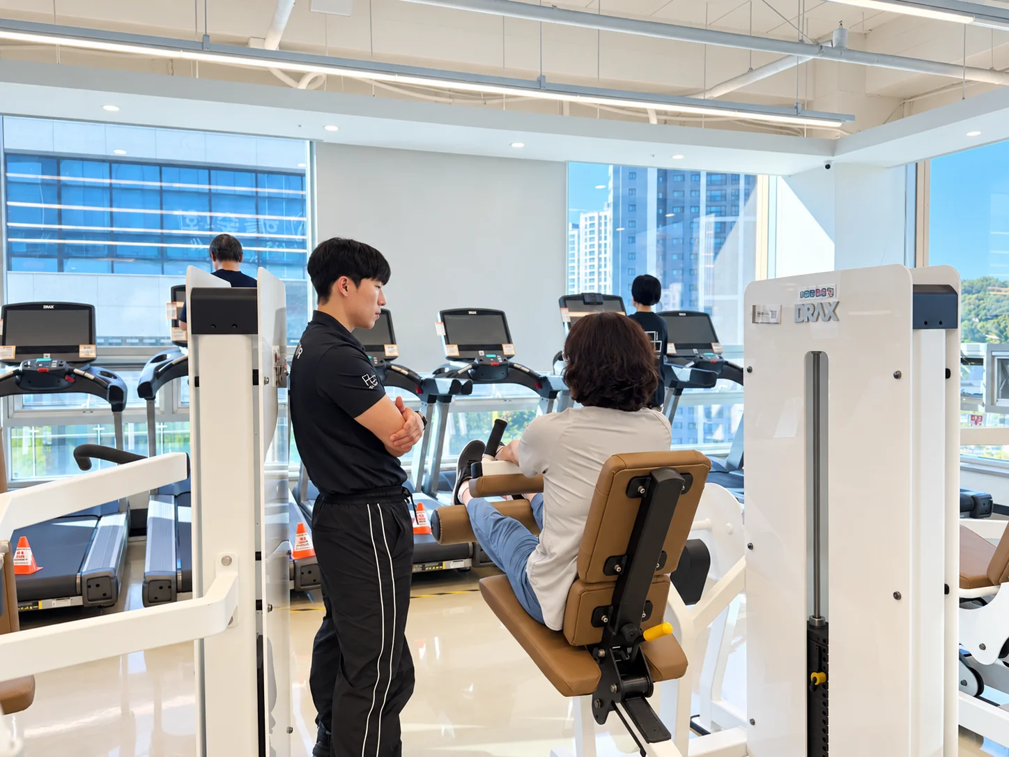 운동 방법을 설명하는 코칭